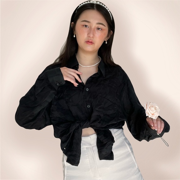 Vintage black geometric grid shimmer print button up top. - Picture 2 of 4